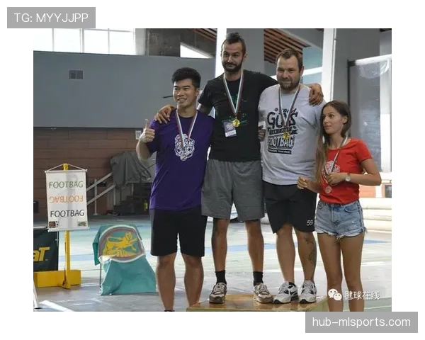 武大靖凌晨四点啃鸡胸肉的样子，真不像刚拿完奖牌的人